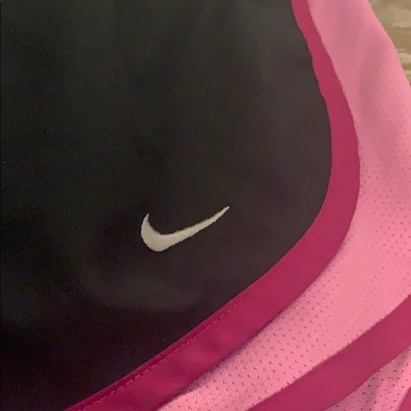 Black and pink nike shorts - Picture 2 of 3